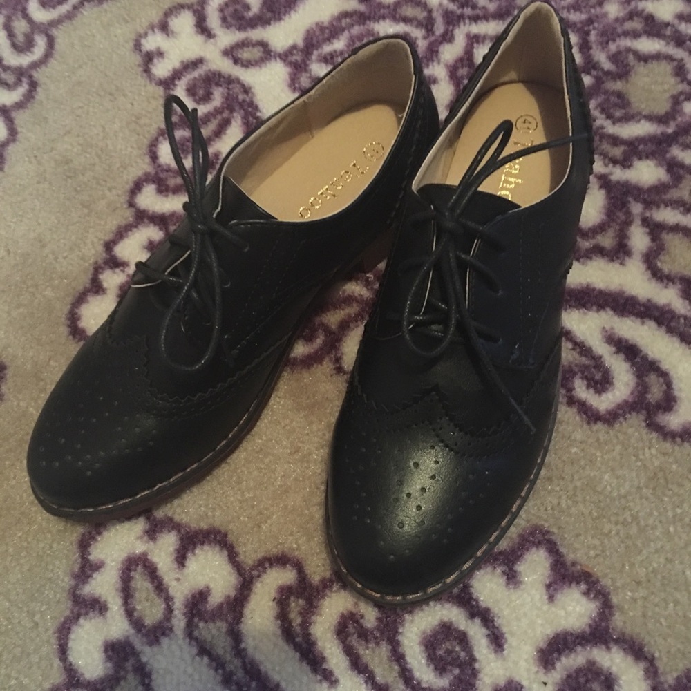 *Brand new* Black vintage styled shoes